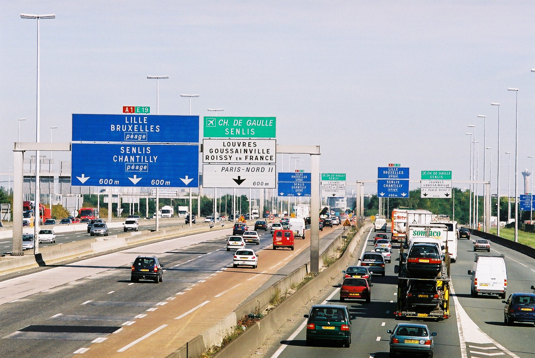 L’autoroute A1, l’autoroute du Nord, près de Roissy, sous un ciel bas.