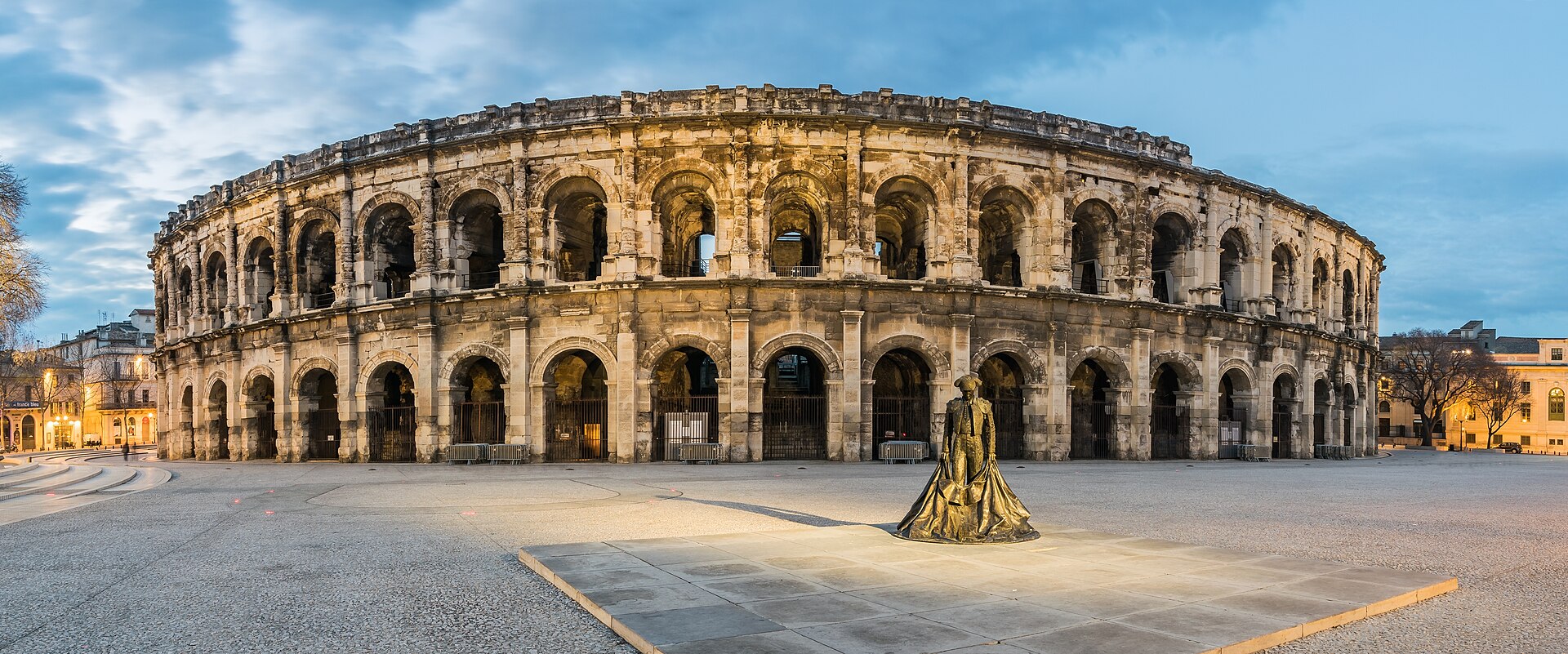 Les arènes de Nîmes, monument romain au cœur de la ville.