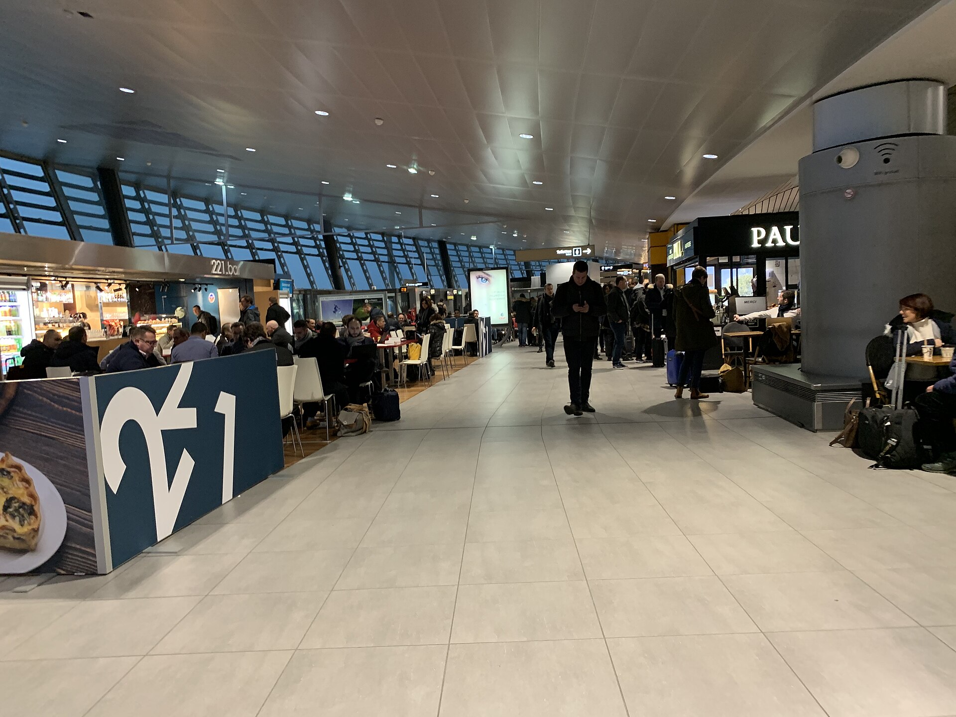 Le hall du terminal de l’aéroport Lyon-Saint-Exupéry, voyageurs dans l’attente.