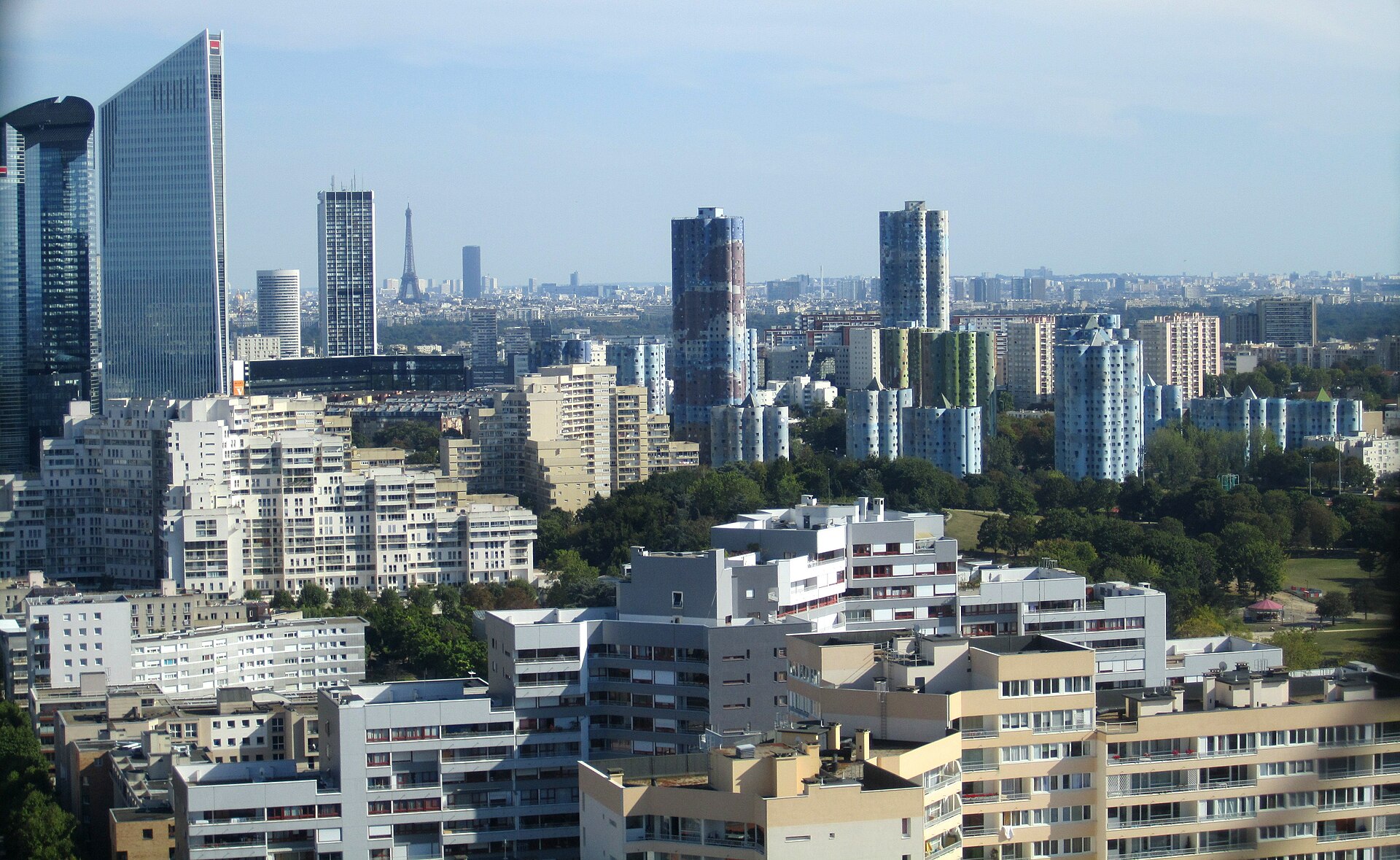 Les tours Aillaud et la préfecture des Hauts-de-Seine, à Nanterre.