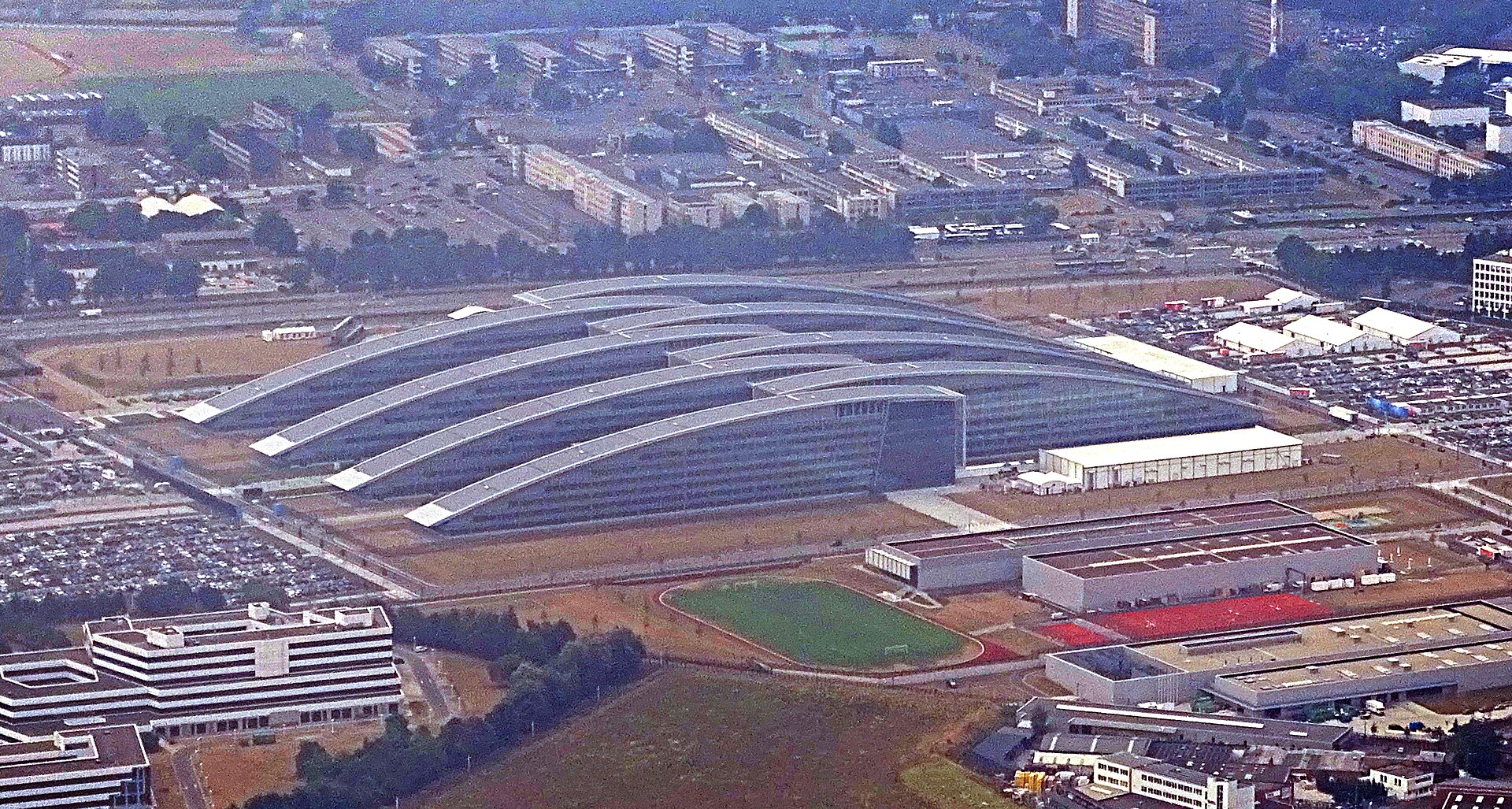 Le siège de l’OTAN à Bruxelles, bâtiment contemporain sous un ciel clair.