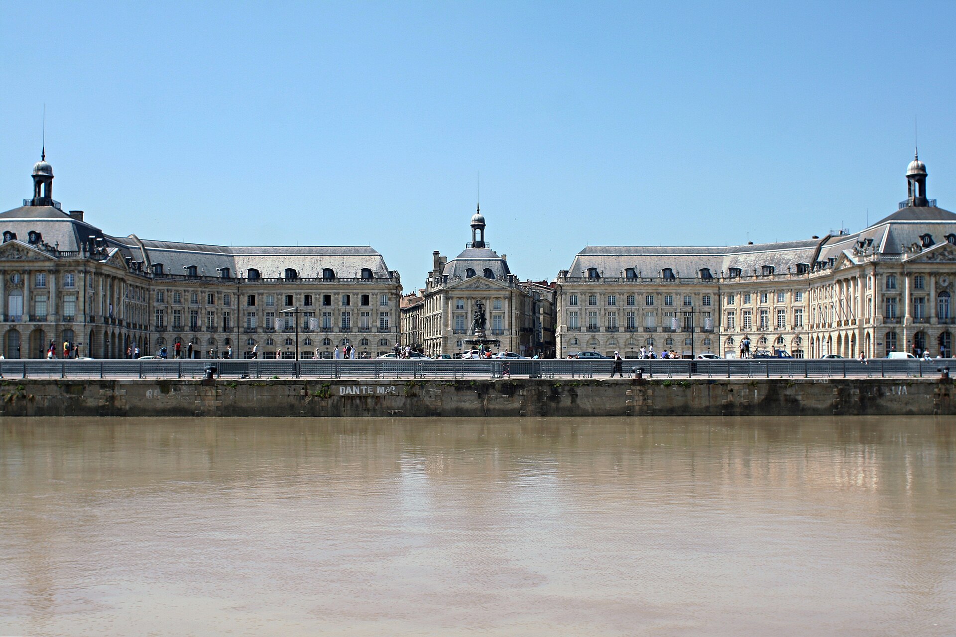La place de la Bourse à Bordeaux et le miroir d’eau, sous un ciel d’été.