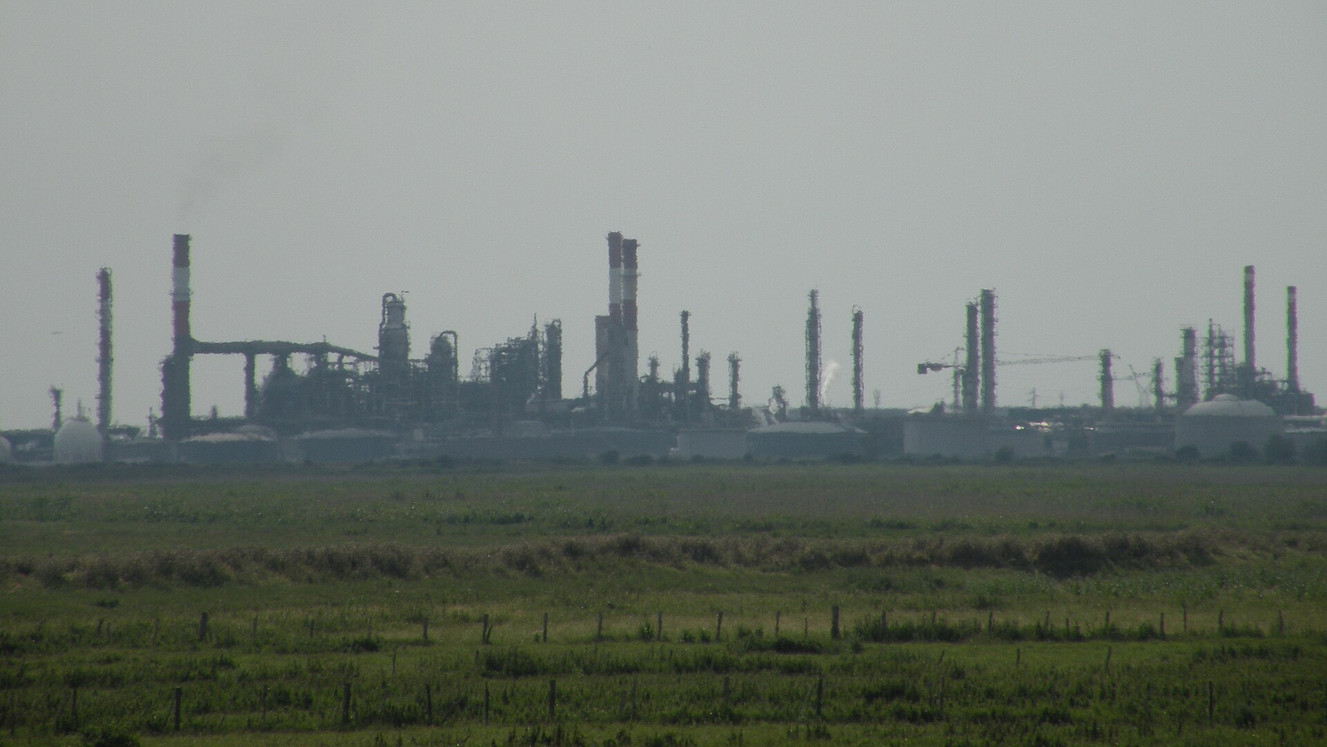 Les installations de la raffinerie de Donges, en Loire-Atlantique, vues de loin.